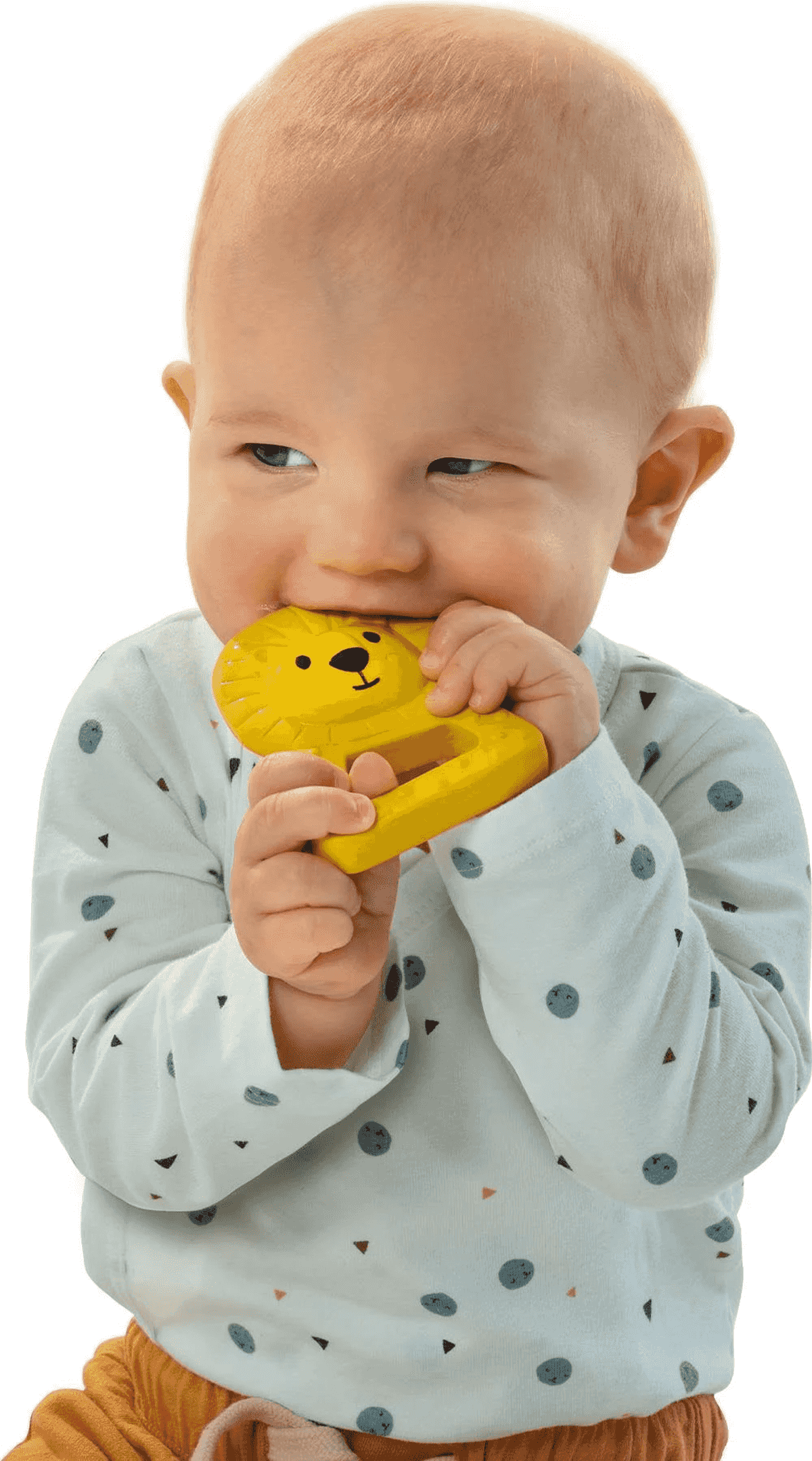 Un bebé con una camiseta estampada muerde un mordedor de león amarillo.