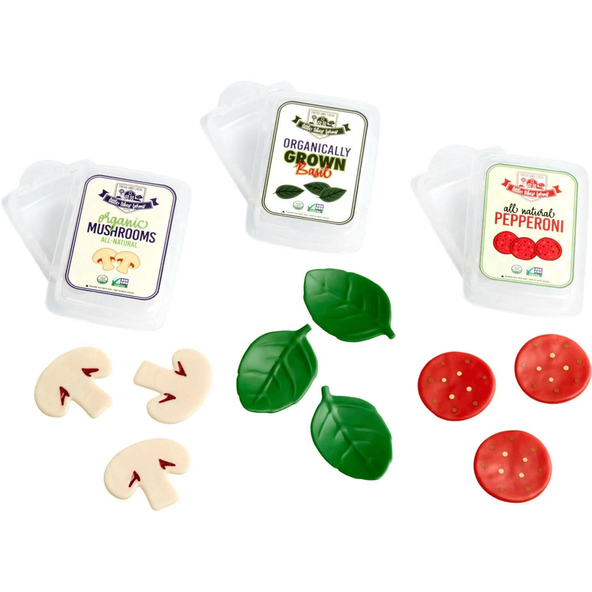Alimentos de juguete con champiñones, albahaca y pepperoni en pequeños recipientes de plástico sobre fondo blanco.