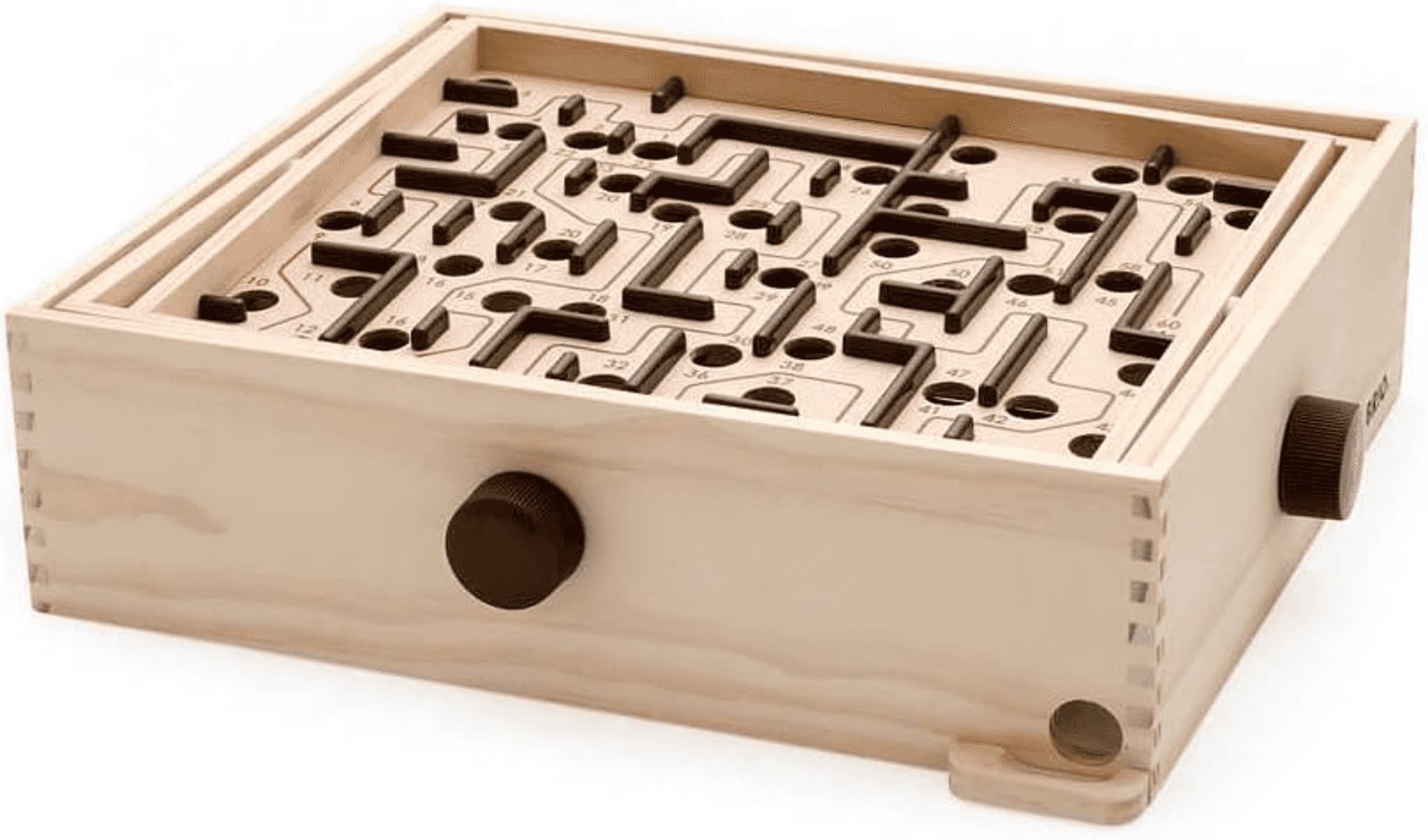 Un juego de laberinto de madera con dos perillas de control negras para esquivar agujeros.