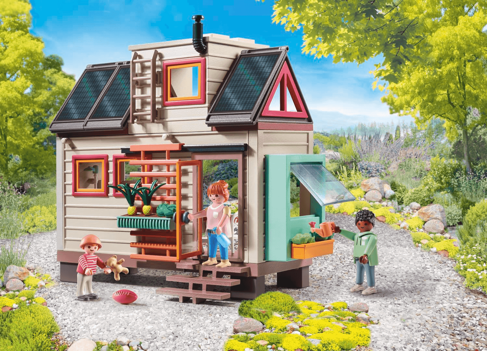 Moderne Spielzeughütte mit Solarzellen und drei Figuren im Garten.