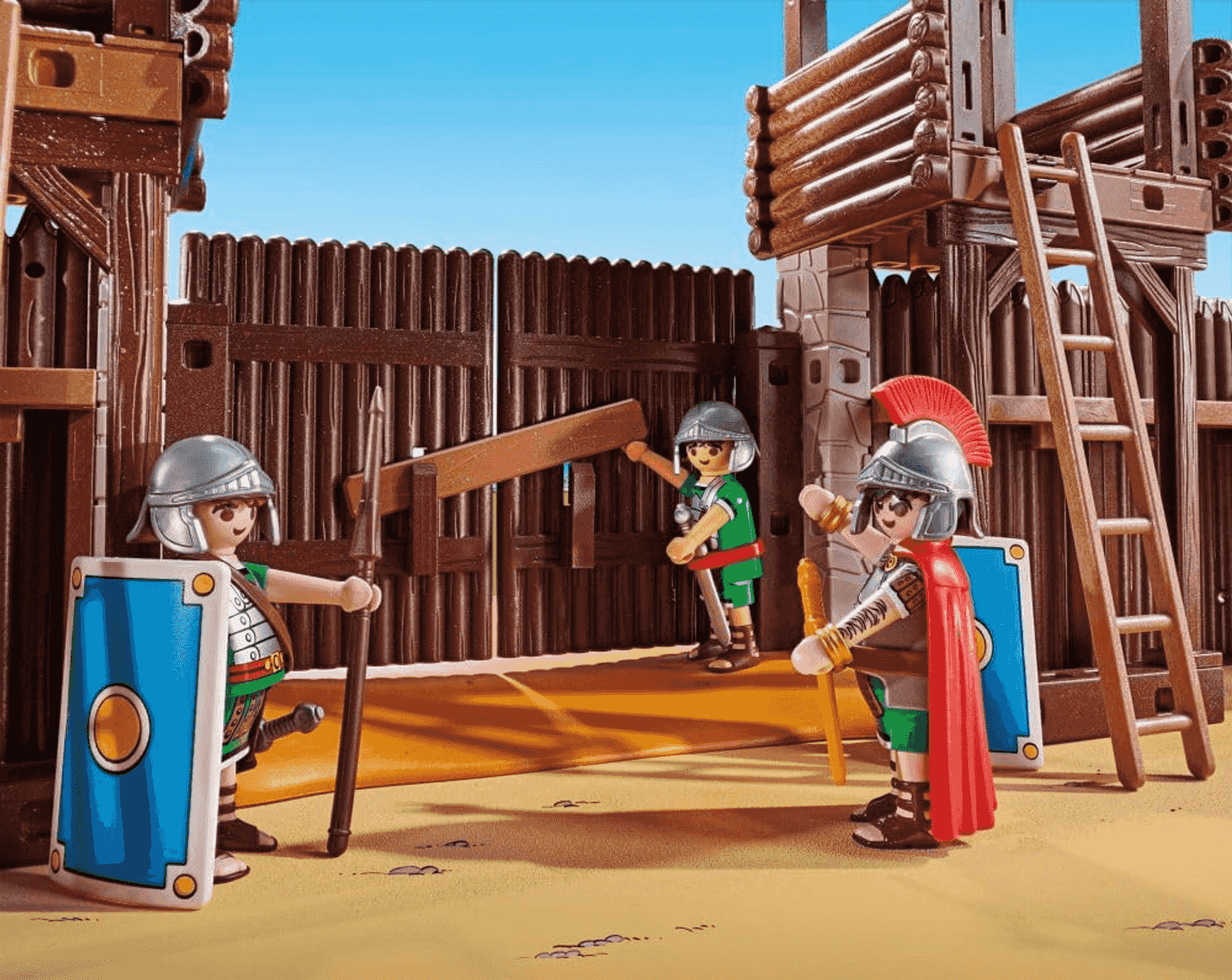 Soldados romanos de Playmobil ante una fortaleza de puertas de madera con escaleras.