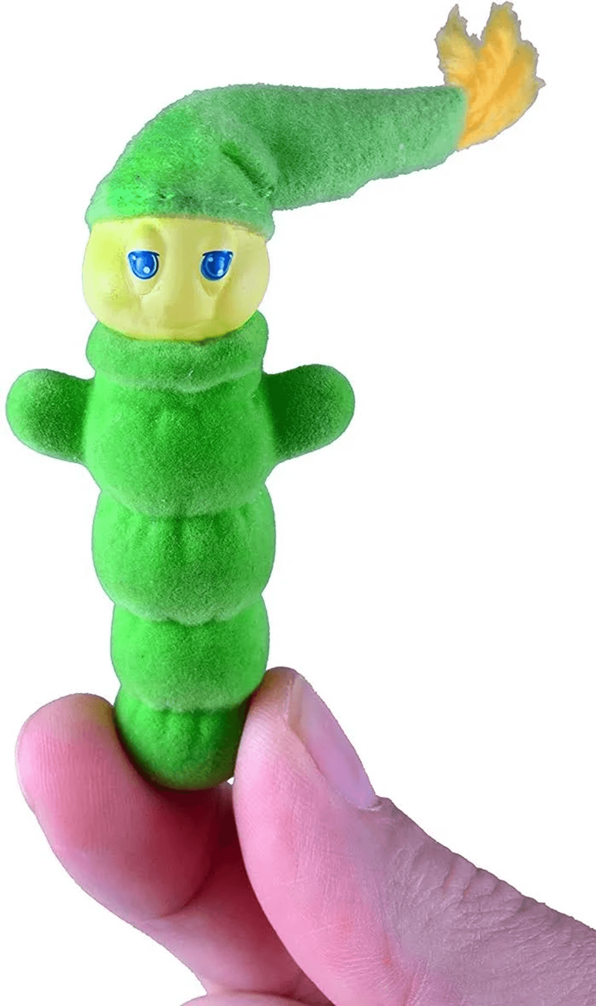 Una mano sostiene un juguete de gusano verde peludo con ojos azules, cabeza y cola amarillas sobre un fondo blanco.