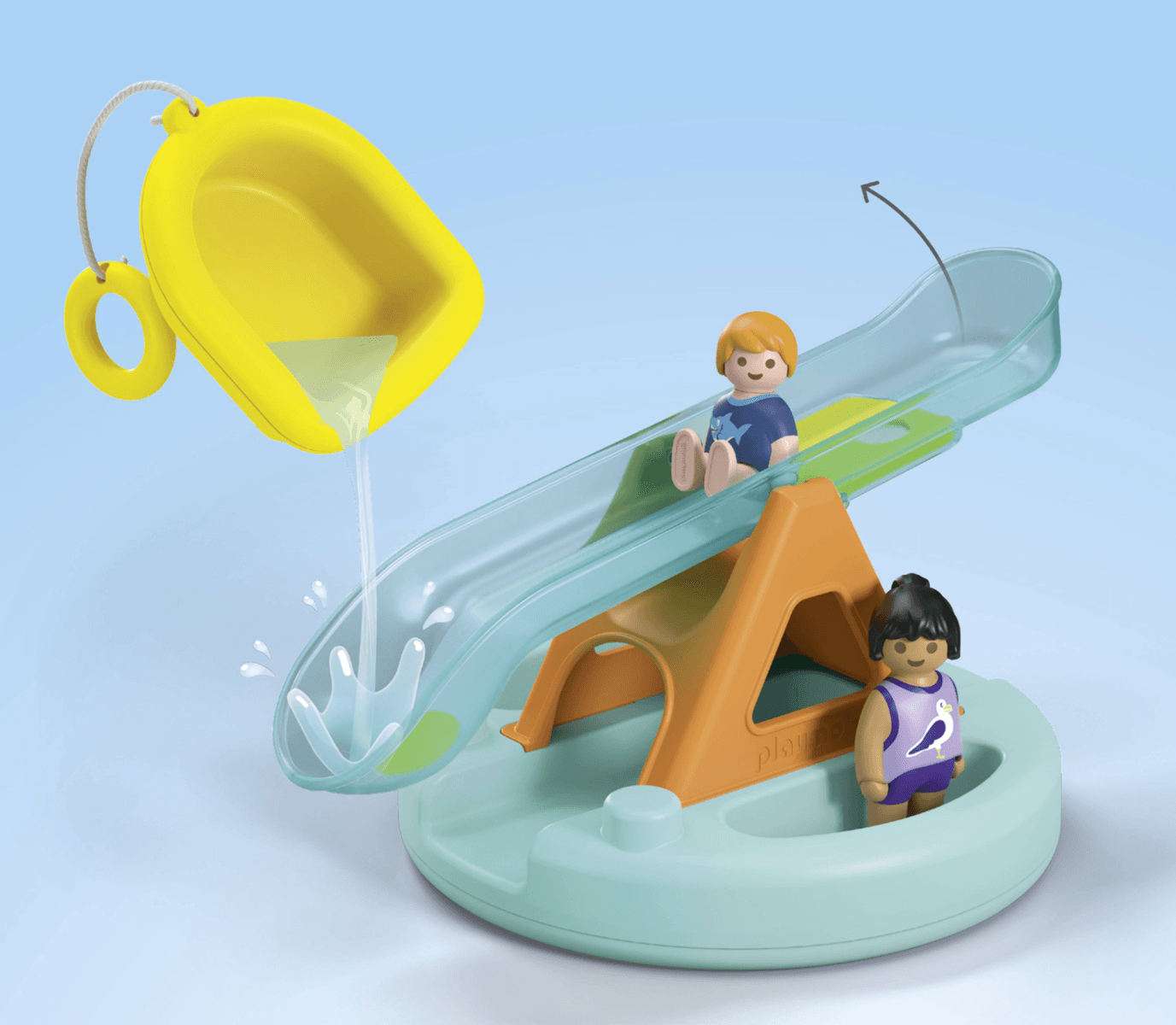Juguete de tobogán de agua con dos figuras. Un cucharón amarillo vierte agua en el tobogán.
