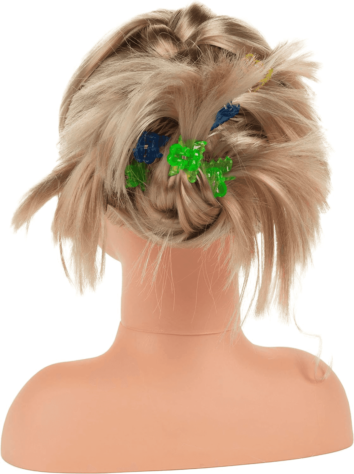 Manonquin mit blondem Haar zu einem Dutt frisiert, gesichert mit bunten grünen und blauen kleinen Haarklammern auf weißem Hintergrund.