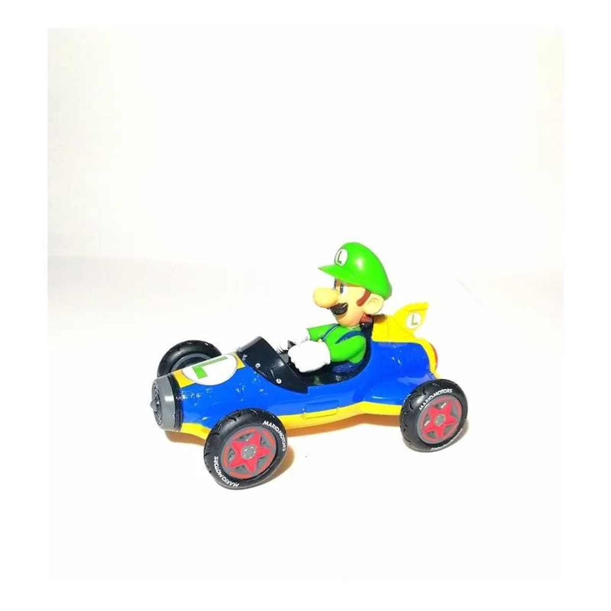 Figura de juguete de Luigi conduciendo un kart azul y amarillo sobre fondo blanco.