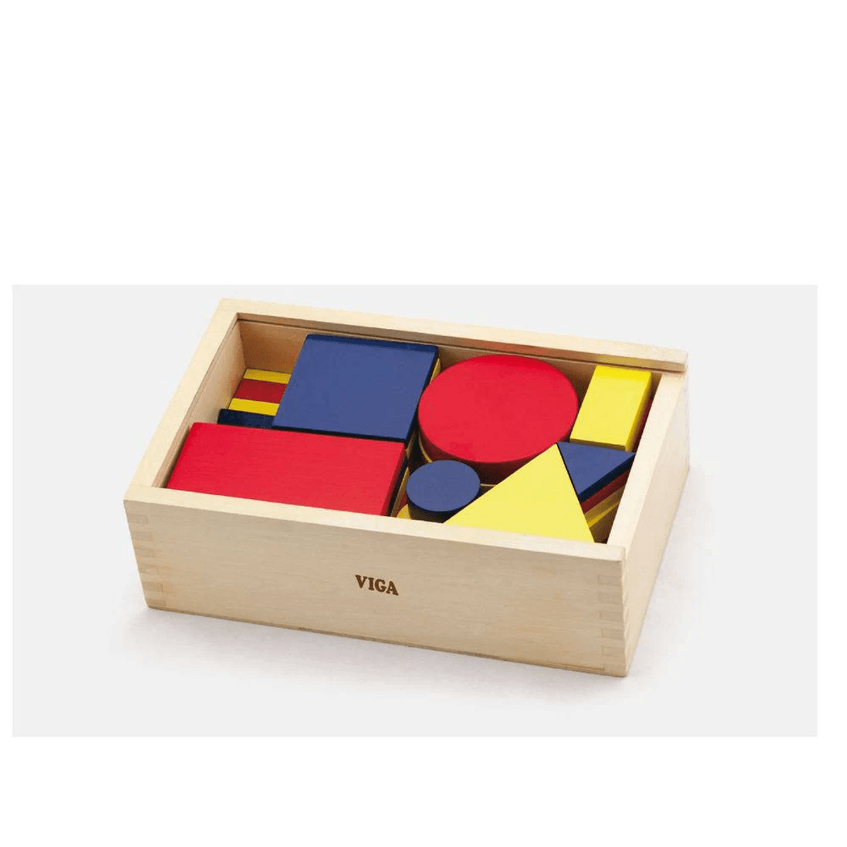 Una caja de madera Viga llena de coloridos bloques geométricos de madera en azul, rojo y amarillo.