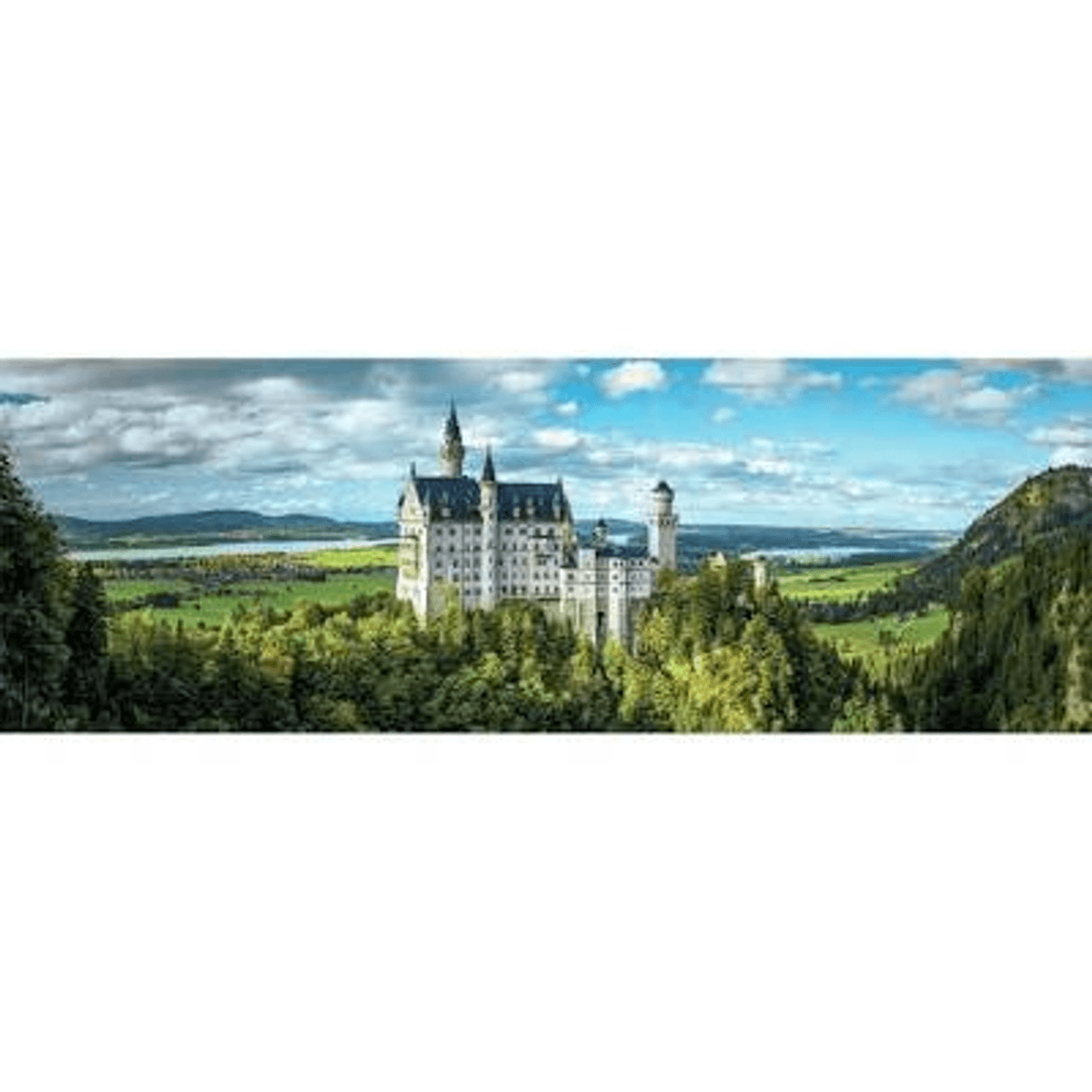 El blanco castillo de Neuschwanstein se yergue sobre una colina verde ante un amplio paisaje alpino.