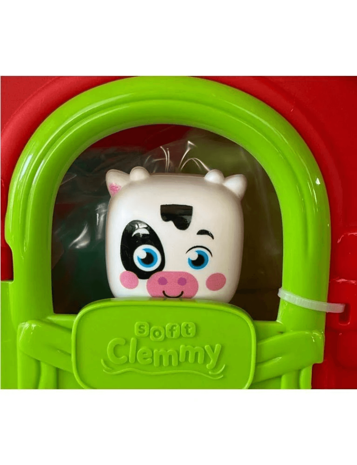 Una cabeza de vaca de juguete se asoma por una ventana verde con la etiqueta Soft Clemmy sobre fondo rojo.