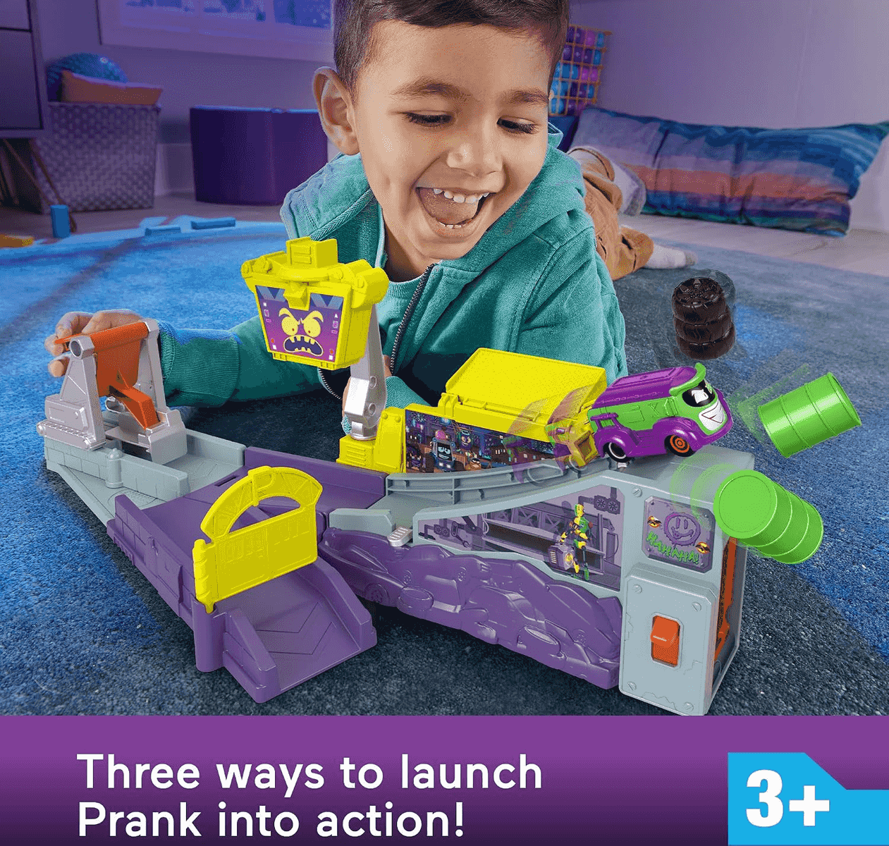Un niño sonriente con sudadera azul juega con un colorido juego de coches de juguete.
