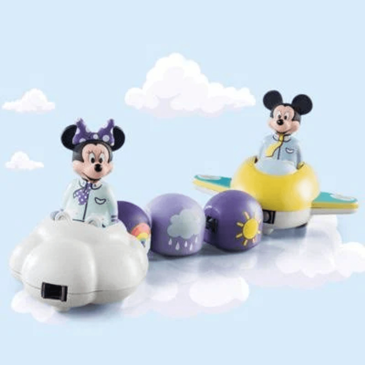 Tren de juguete de Mickey y Minnie Mouse con motivos meteorológicos contra un cielo azul con nubes.