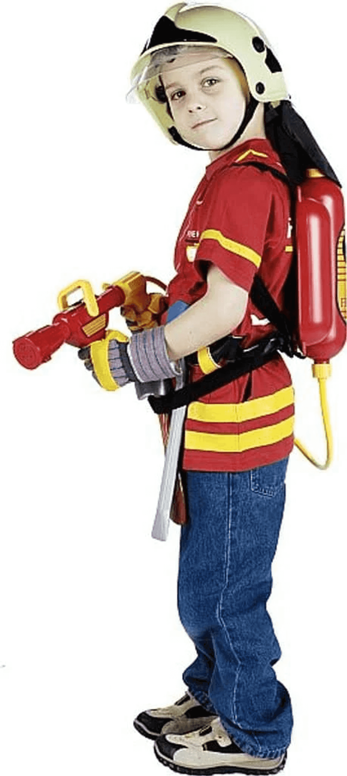 Un niño vestido de bombero con casco sostiene una pistola de agua de juguete.