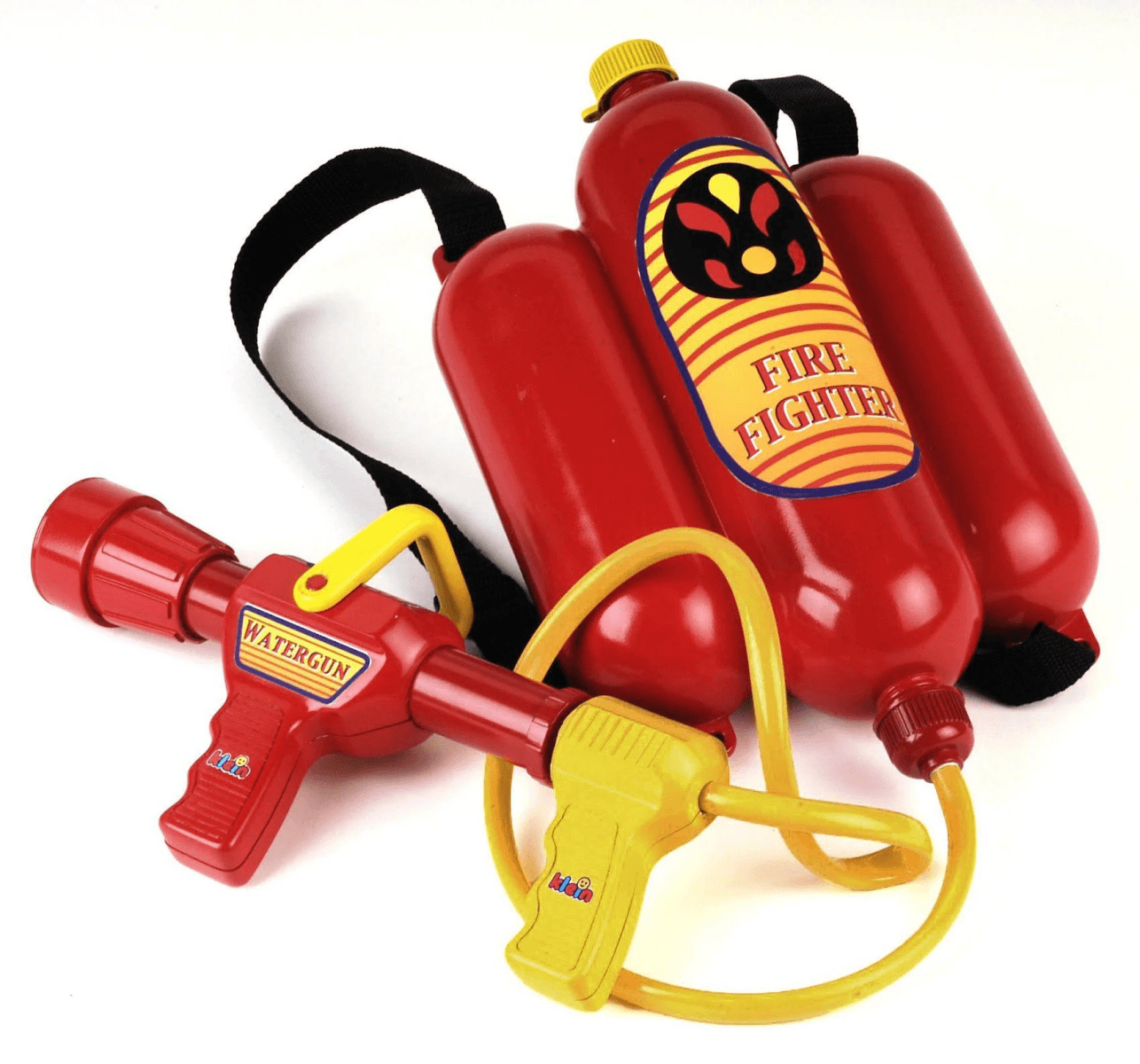 Una mochila roja de bombero de juguete con tanques de agua, correas negras y una pistola de agua roja y amarilla conectada.