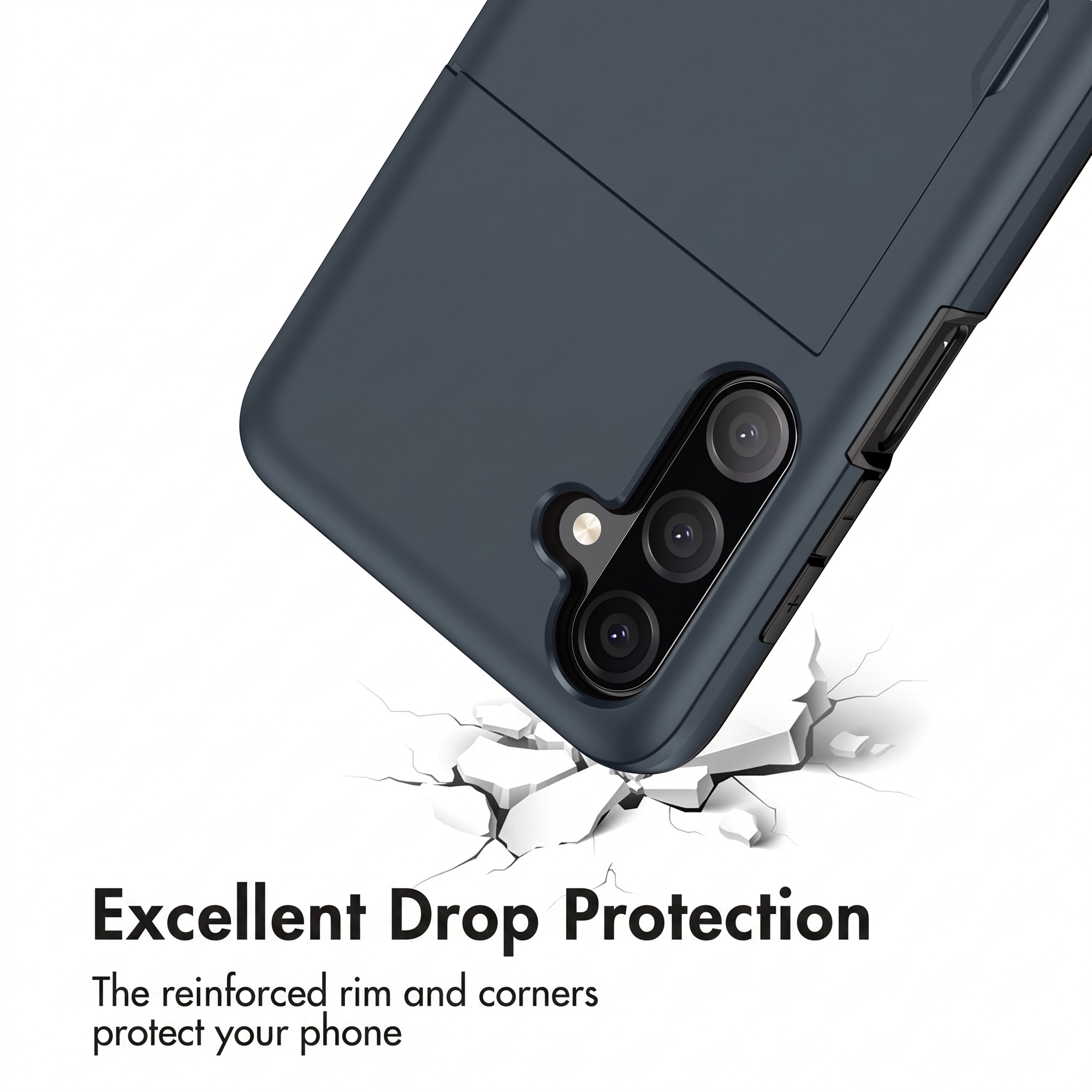 Coque de protection bleu foncé avec porte-cartes et découpe pour appareil photo sur fond blanc avec sol fissuré.