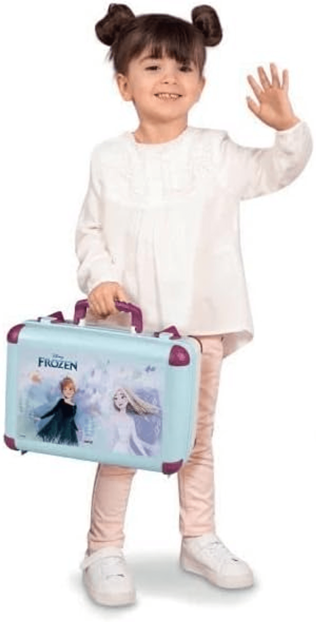 Una niña con rodetes saluda y sostiene una maleta azul claro de Frozen.