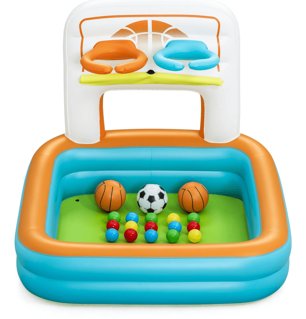 Una piscina inflable con canasta de baloncesto, balón de fútbol, balones y bolas de colores en el suelo.
