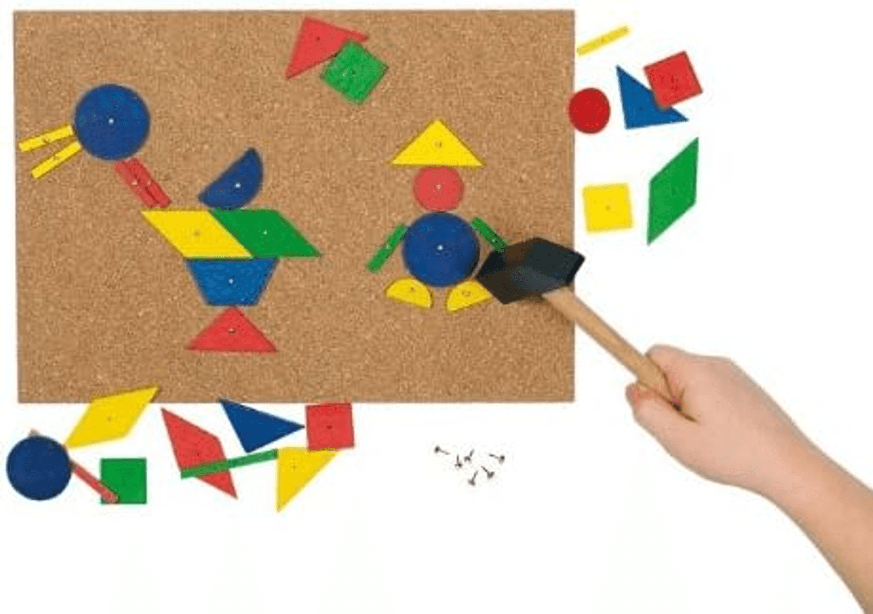 Formas de madera coloridas en un tablero de corcho forman figuras; una mano sostiene un martillo pequeño.