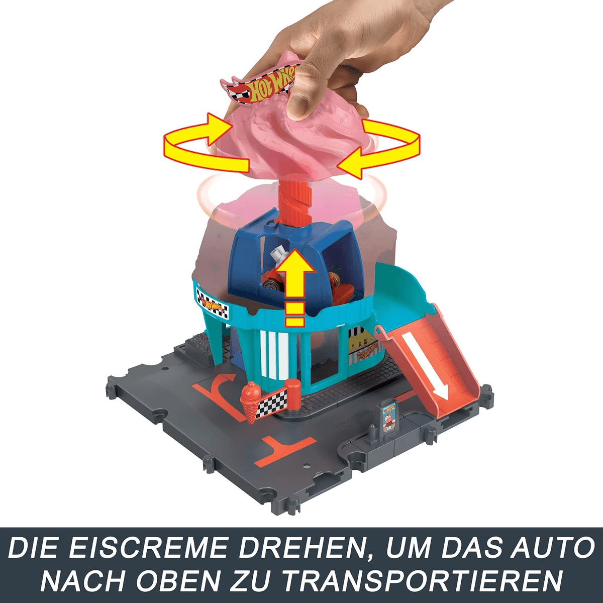 Mano gira helado rosa para elevar un carrito de juguete hacia arriba.