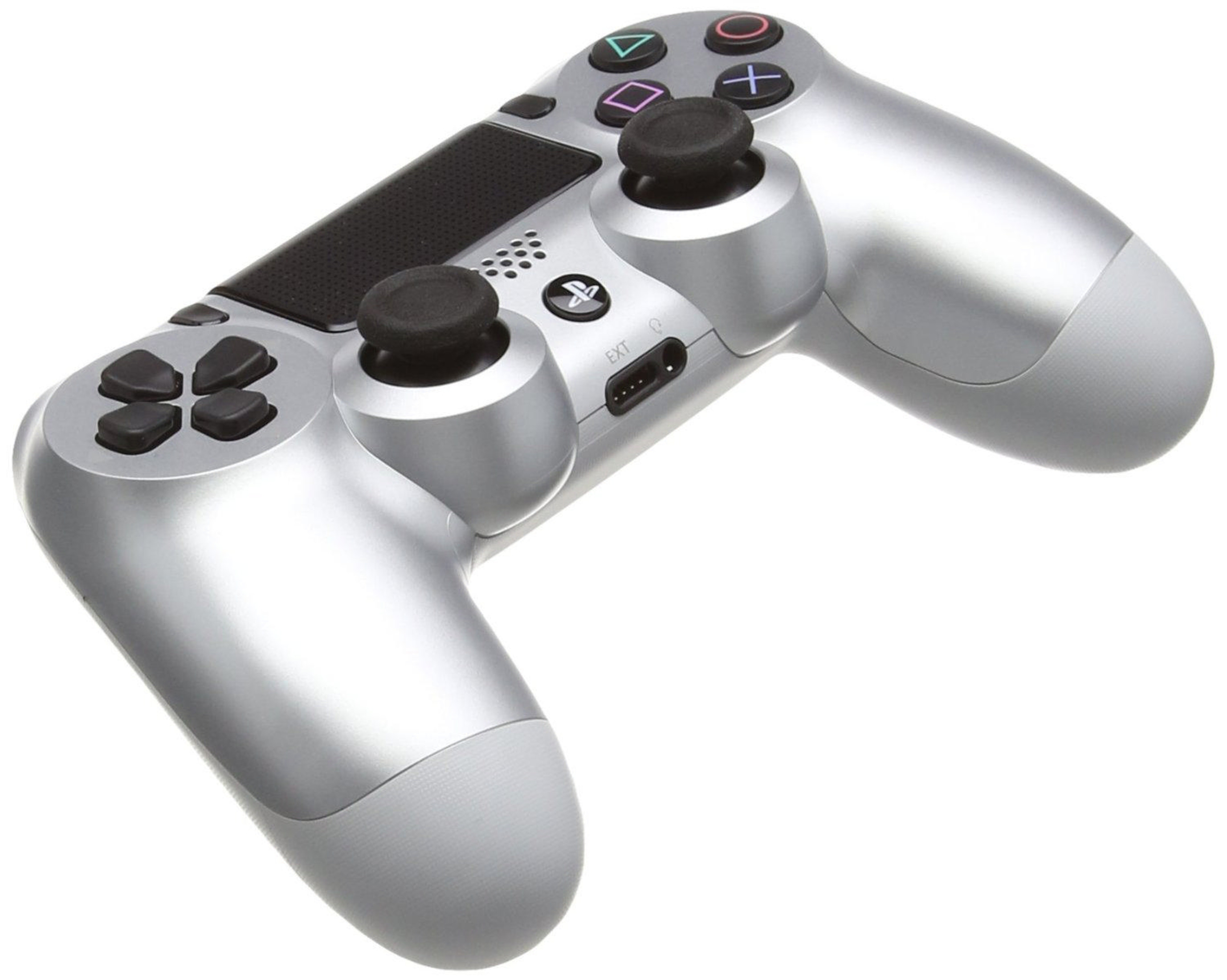 Un controlador PlayStation 4 DualShock plateado sobre fondo blanco.