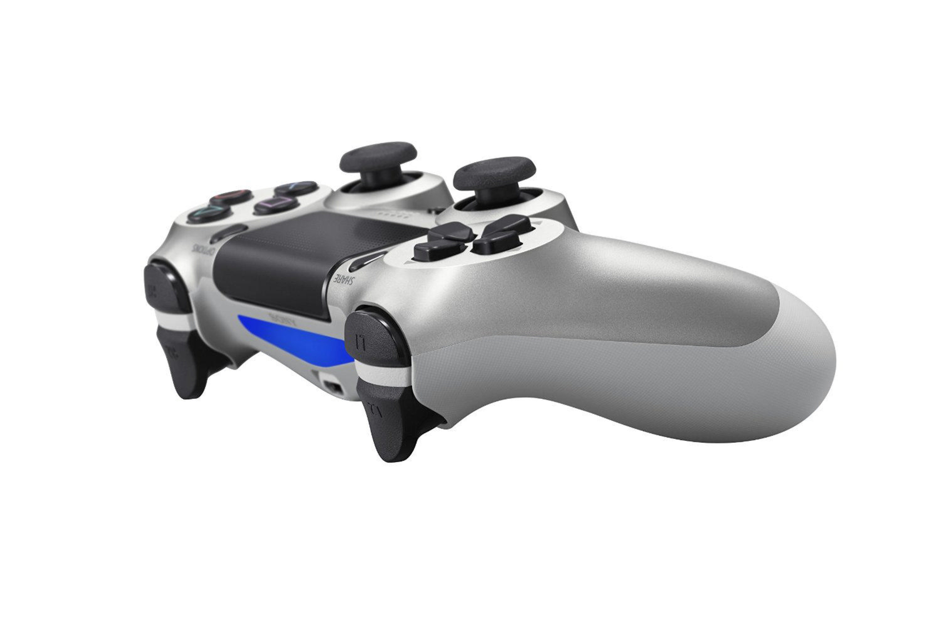Un mando plateado y negro de PlayStation 4 sobre fondo blanco.
