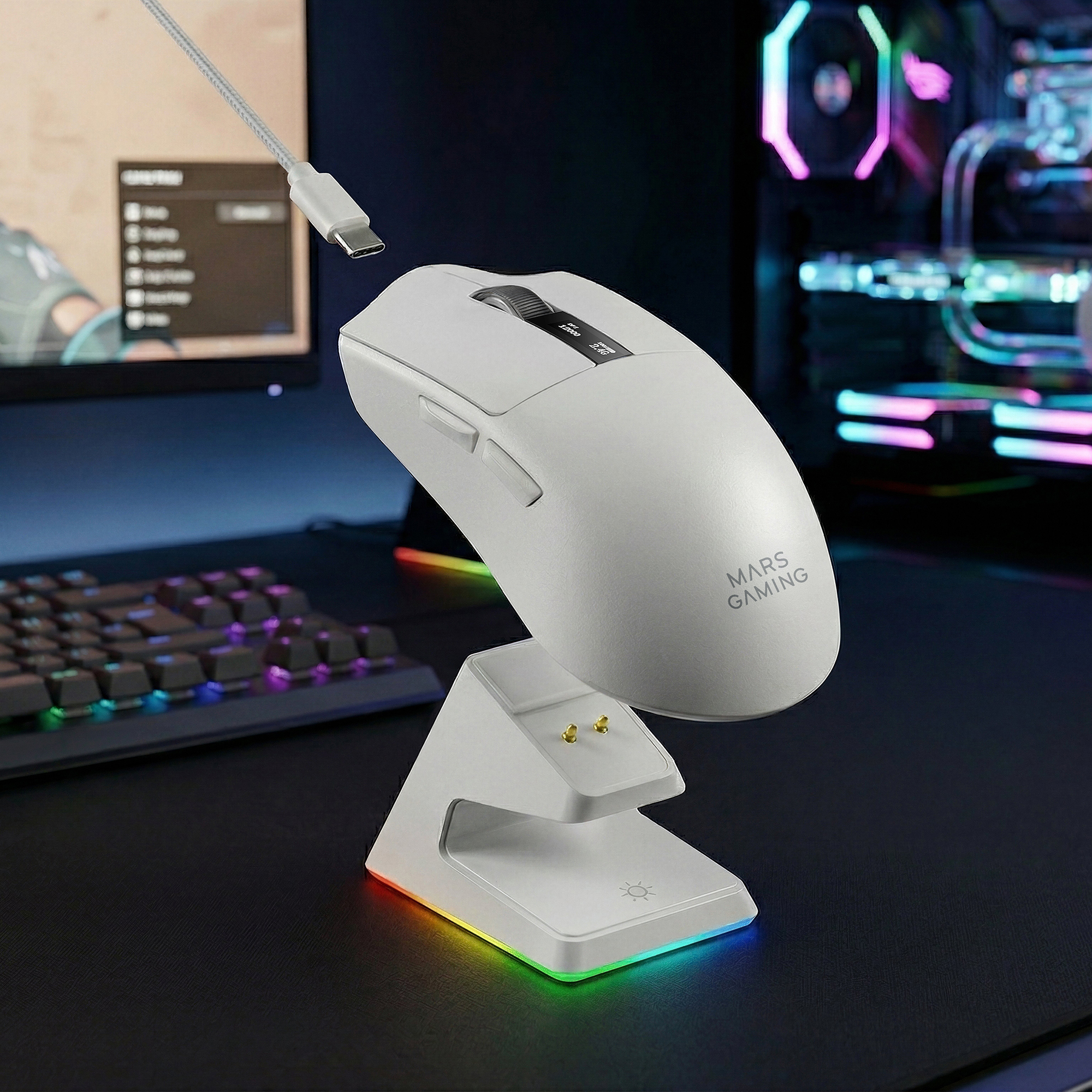 Un ratón inalámbrico Mars Gaming blanco flota sobre su base de carga RGB con un cable USB-C cerca.