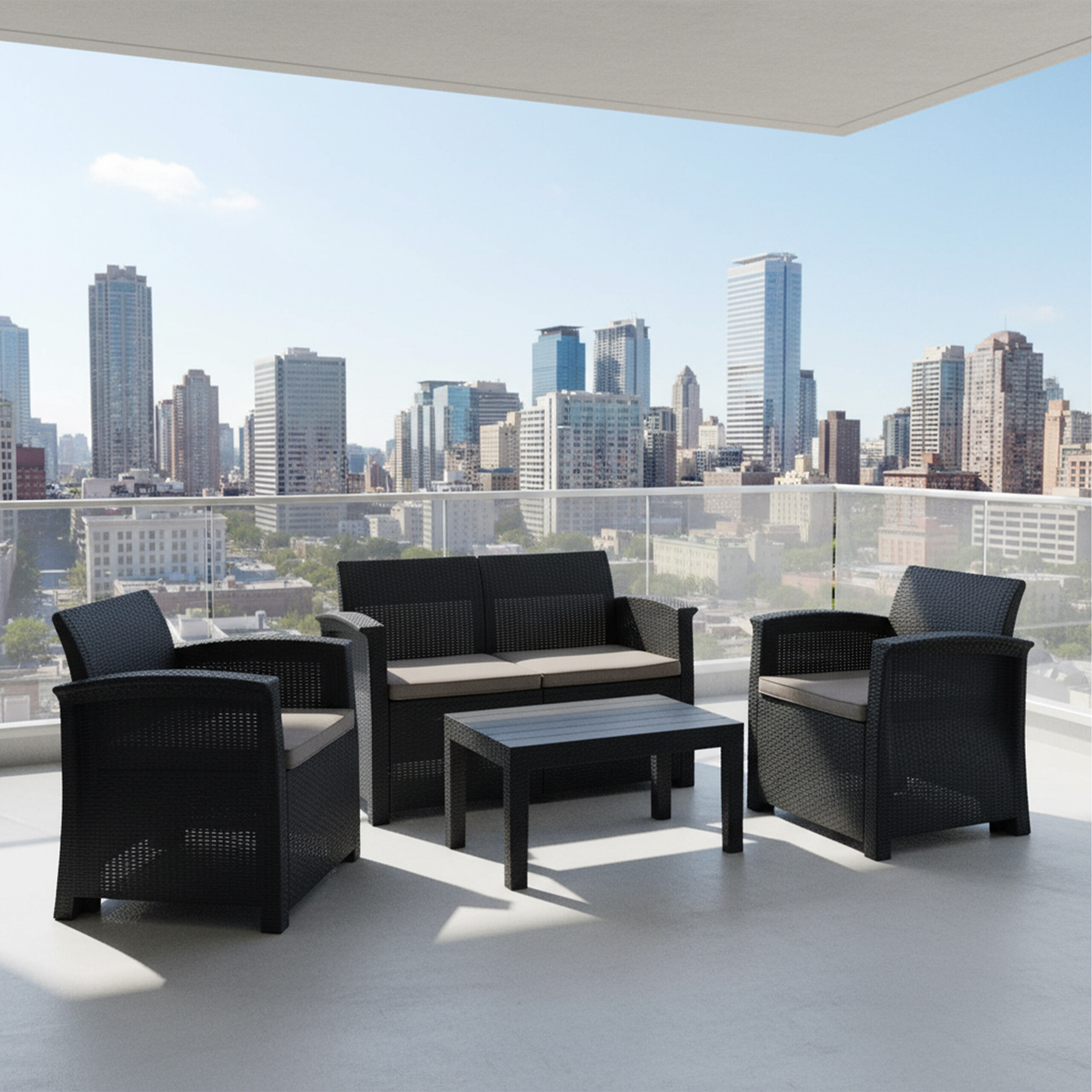 Moderne Rattan-Gartenmöbel auf einem Balkon mit Blick auf die Skyline der Stadt.
