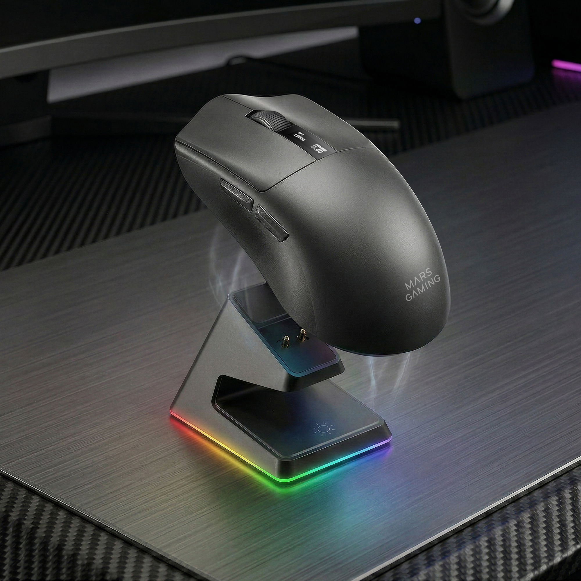 Un ratón de juego inalámbrico negro flota sobre una base de carga RGB iluminada en un escritorio metálico.