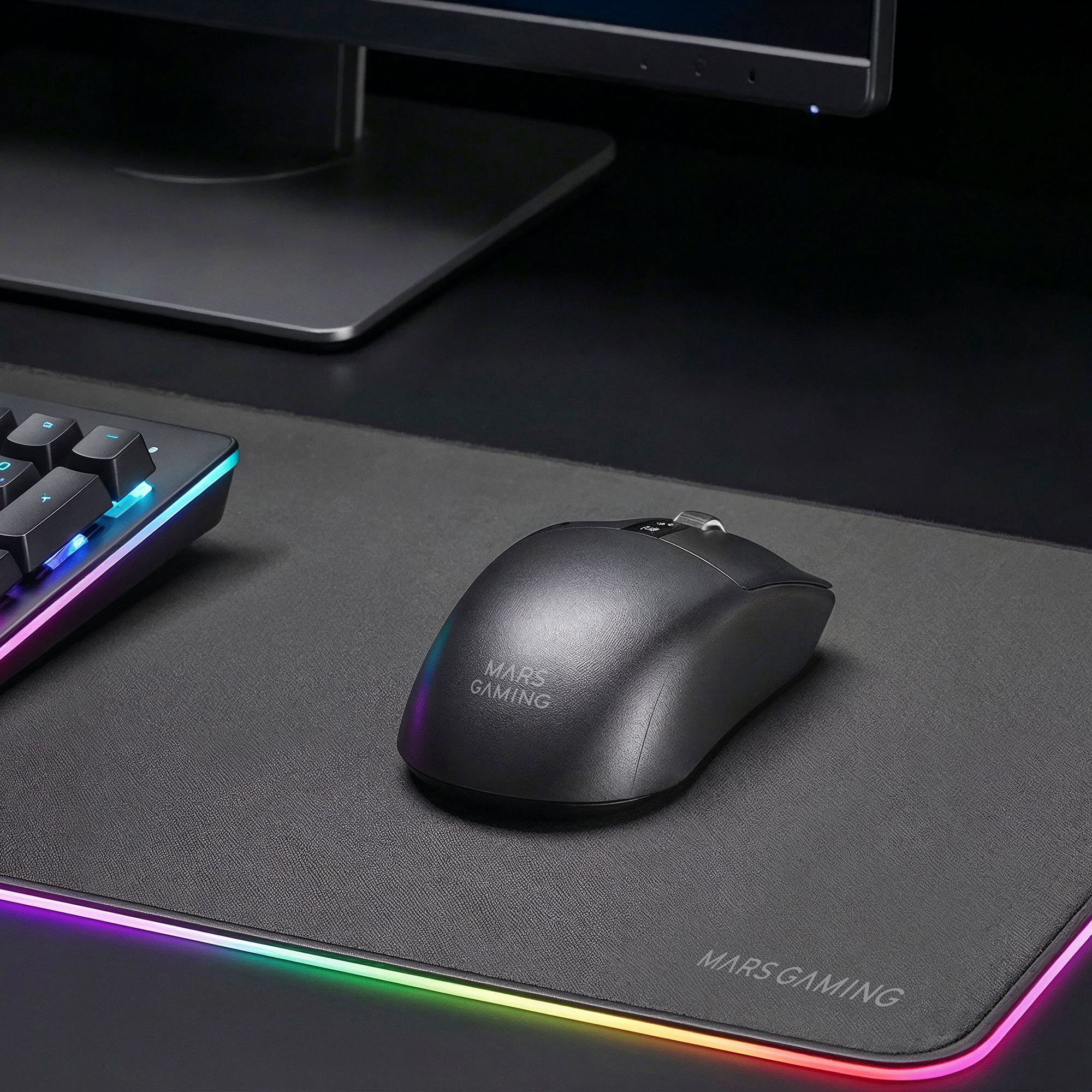 Un ratón y teclado negro de Mars Gaming con iluminación RGB en una alfombrilla.