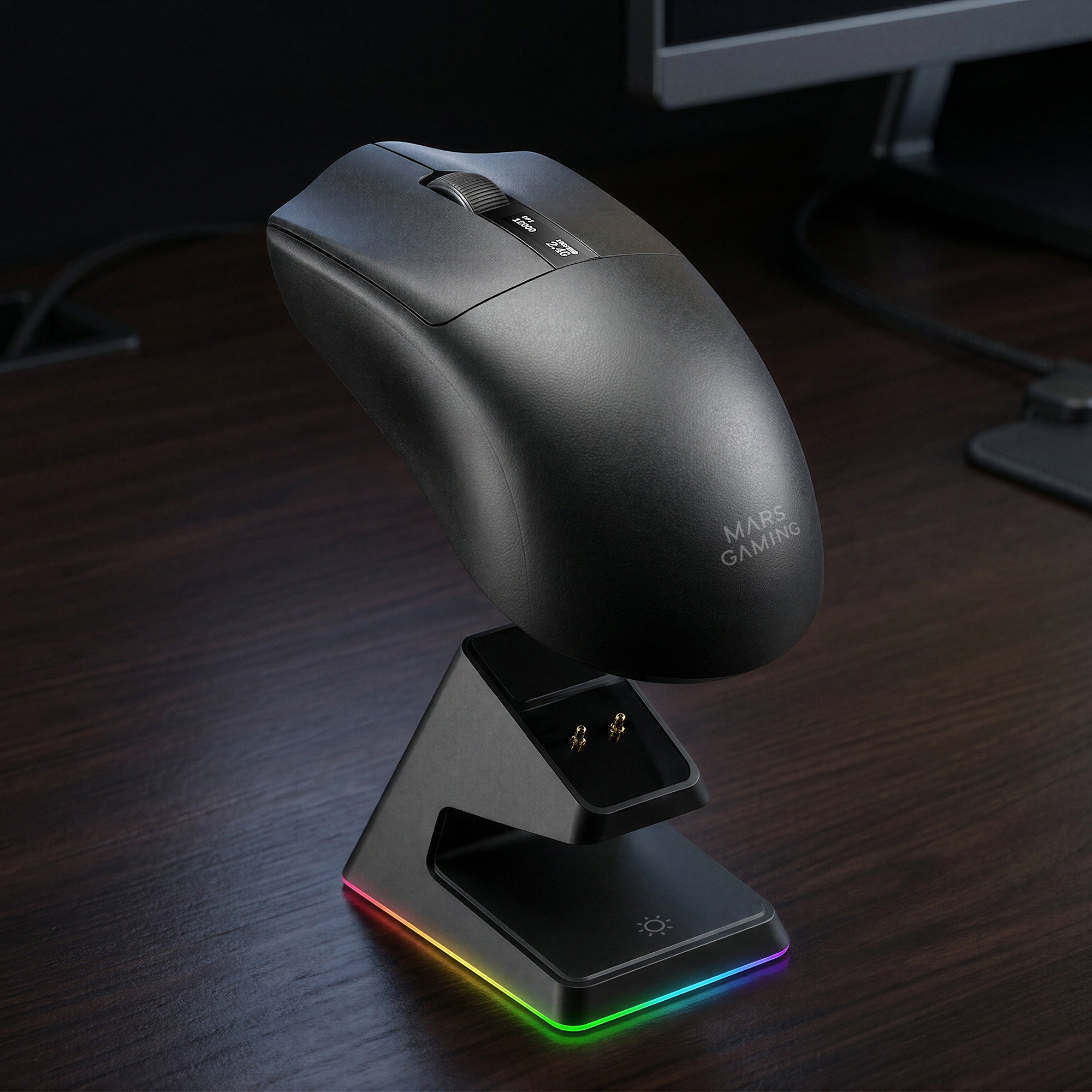 Ratón inalámbrico negro para juegos en una base de carga iluminada sobre un escritorio de madera.