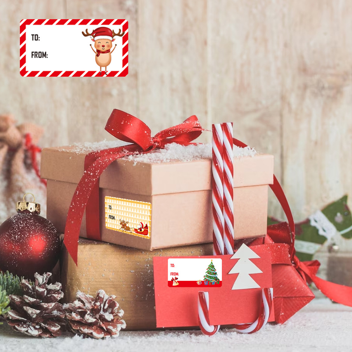Geschenkboxen mit roter Schleife, Zuckerstangen, Weihnachtskugeln und Tannenzapfen auf Holzgrund.