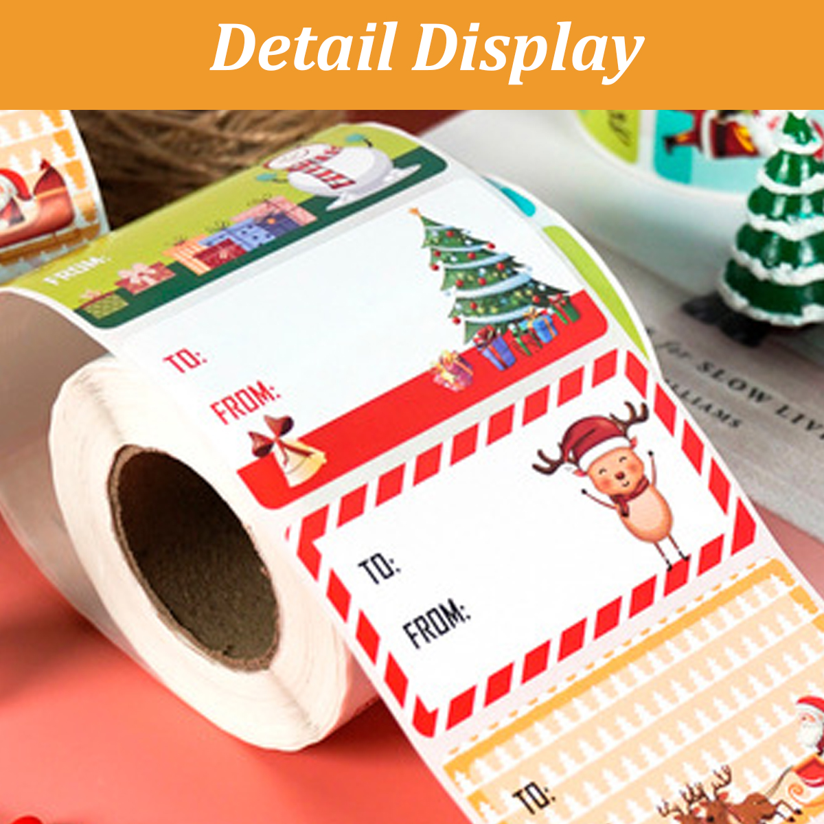 Eine Rolle mit bunten Weihnachtsetiketten mit Motiven wie Tannenbäumen, Rentieren und Geschenken.