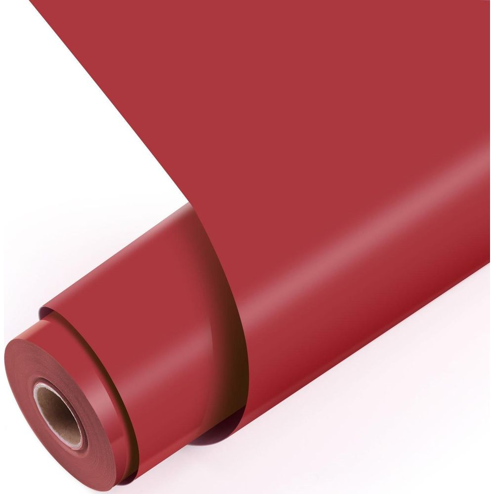 Eine Rolle glänzendes, rotes Geschenkpapier auf weißem Hintergrund, teilweise abgerollt.