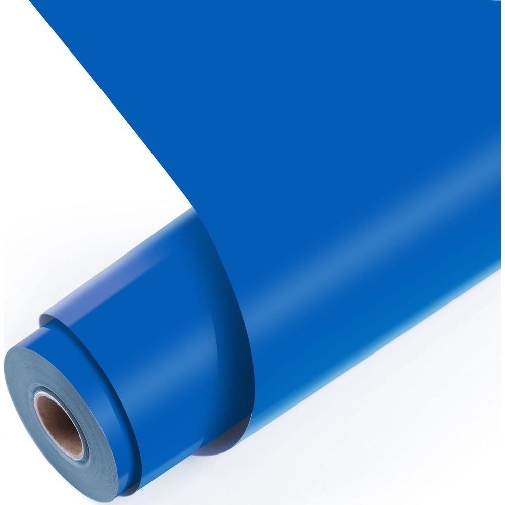 Eine Rolle glänzende blaue Vinylfolie rollt sich vor weißem Hintergrund ab.