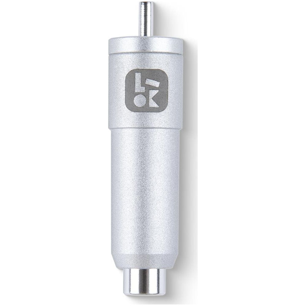 Silberner RCA-Stecker mit Logo auf weißem Hintergrund.