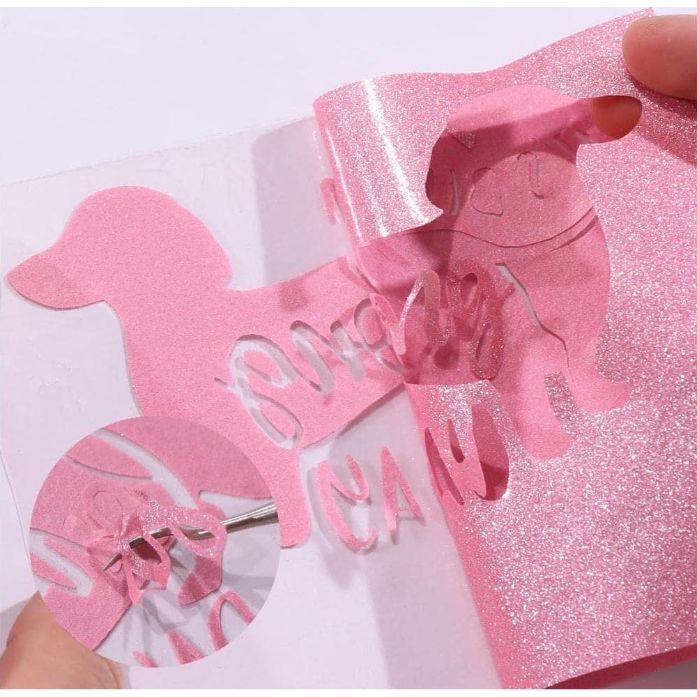 Eine Person entgittert rosa Glitzerfolie mit einer Dackel-Silhouette.