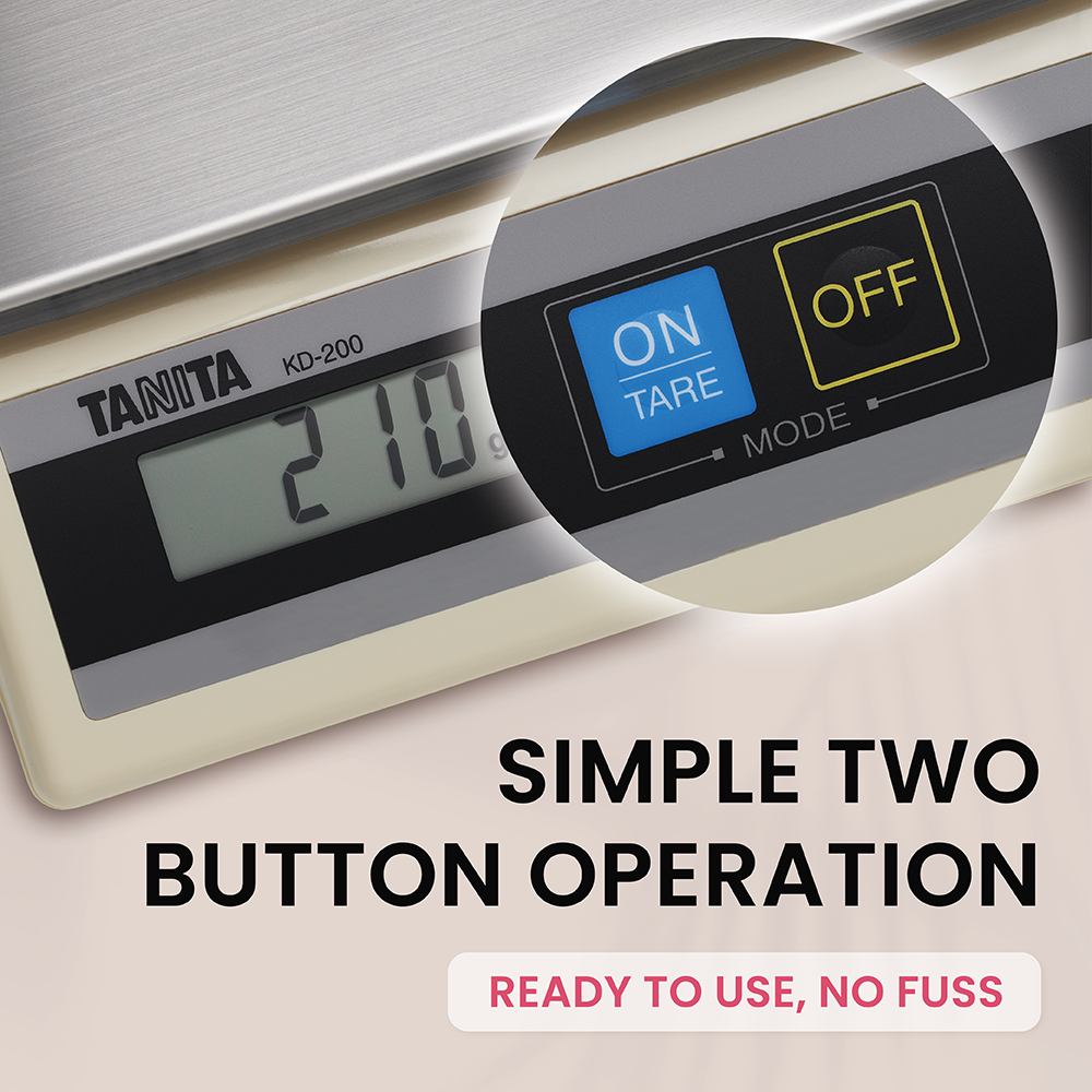 Tanita-Digitalwaage mit Nahaufnahme der EIN/TARE- und AUS-Tasten und einer Anzeige von 210g.