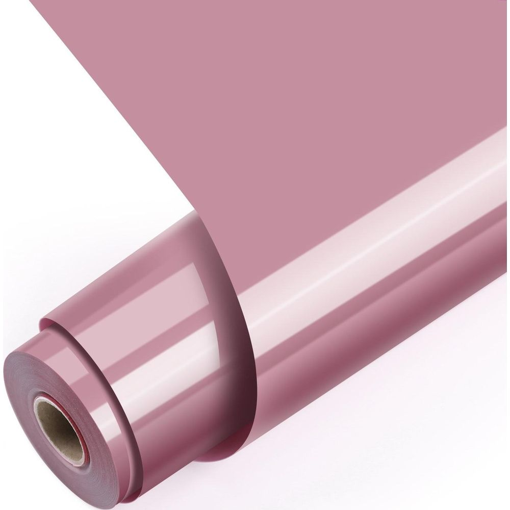 Eine Rolle glänzender, rosa Klebefolie rollt sich diagonal auf weißem Hintergrund ab.