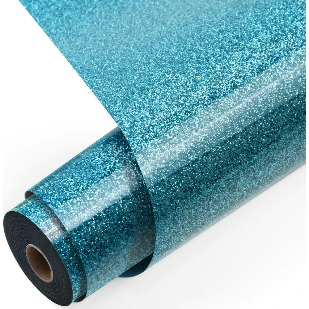 Eine Rolle glänzendes, blaues Glitzer-Vinylpapier rollt sich diagonal auf weißem Hintergrund aus.