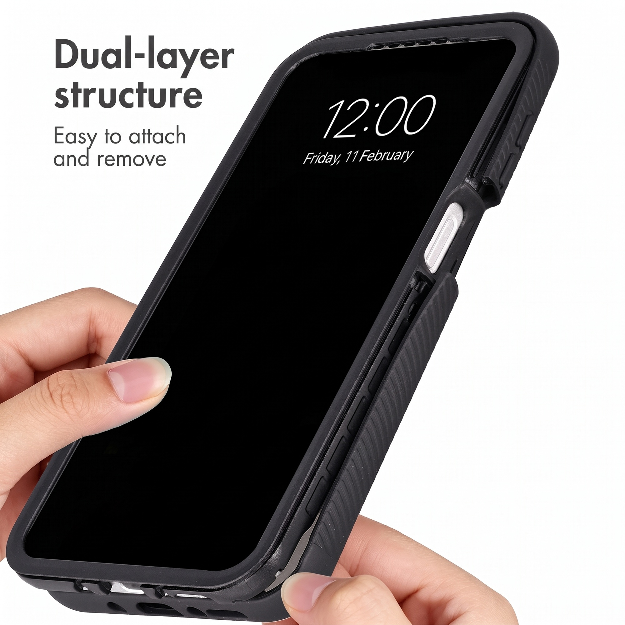 Hand houdt telefoon vast in zwarte hoes met tekst.