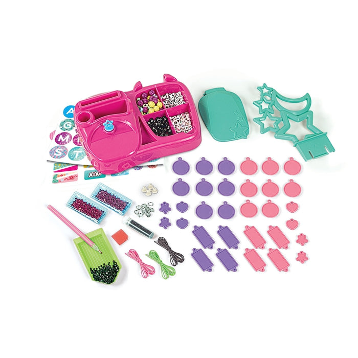 Un kit de manualidades con organizador rosa, cuentas, gemas, pegatinas y herramientas.