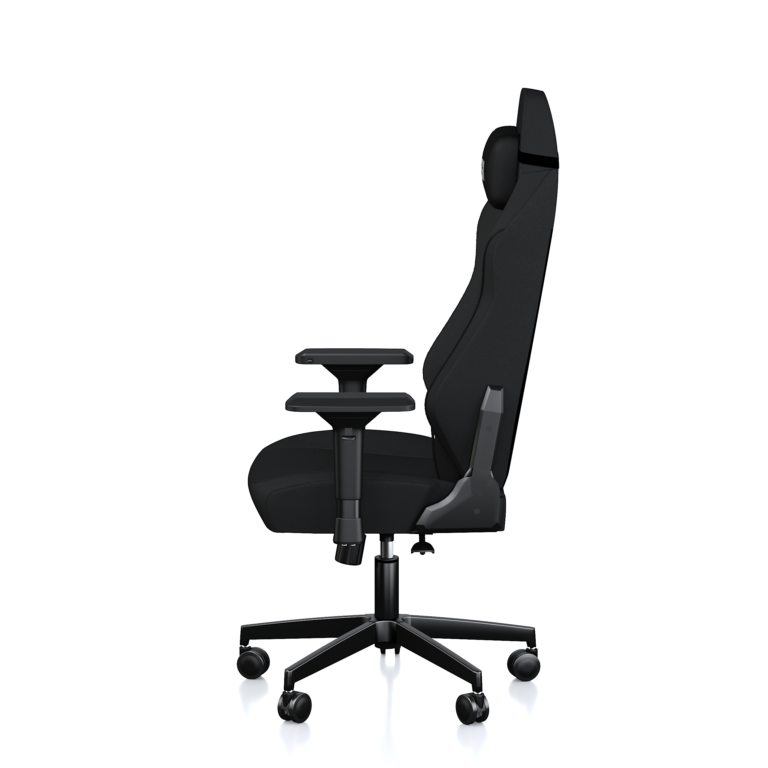 Ayarlanabilir kolçaklara ve tekerleklere sahip siyah renkli ergonomik oyuncu koltuğunun yandan görünümü.