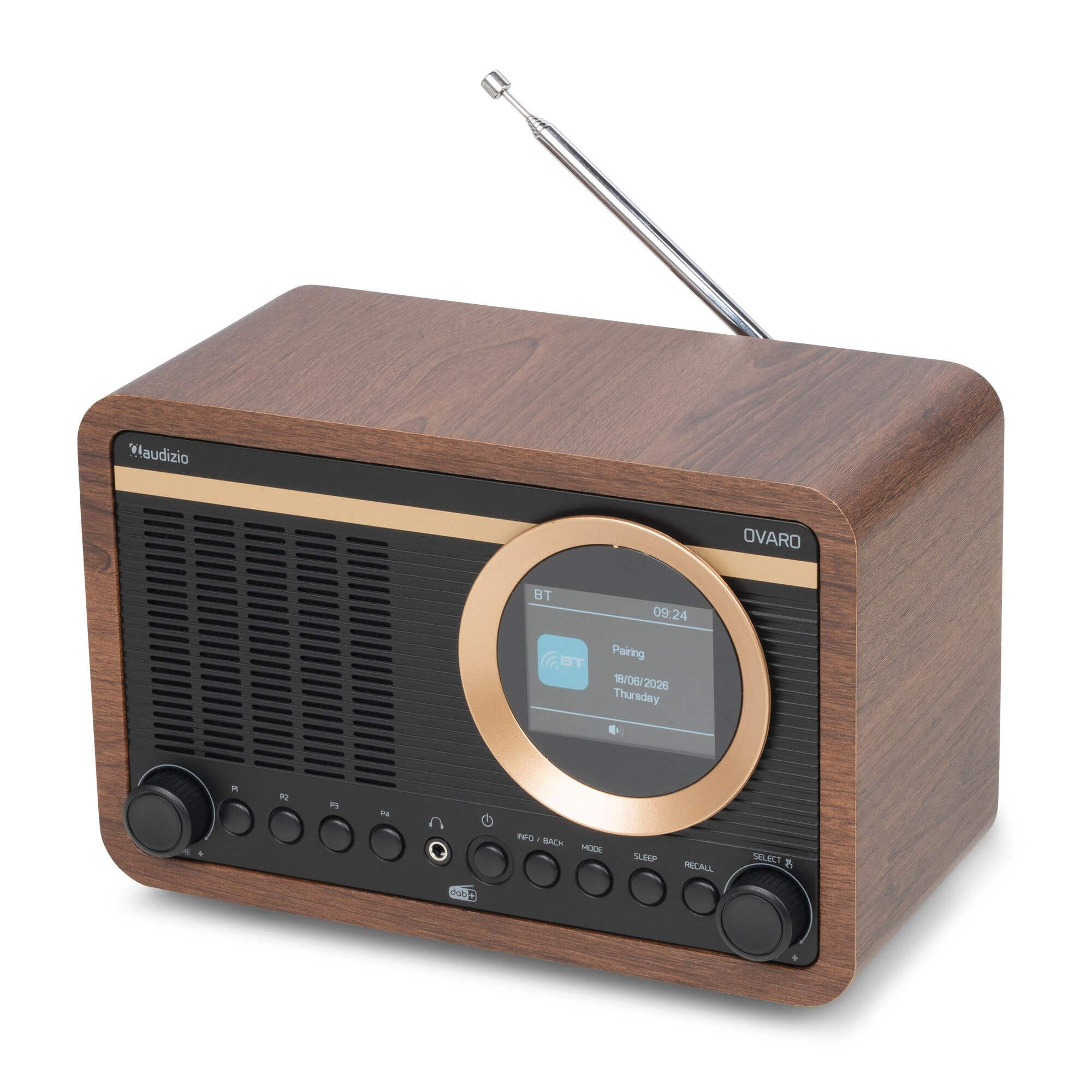 Una radio retro de madera con pantalla digital, botones y antena extensible sobre fondo blanco.
