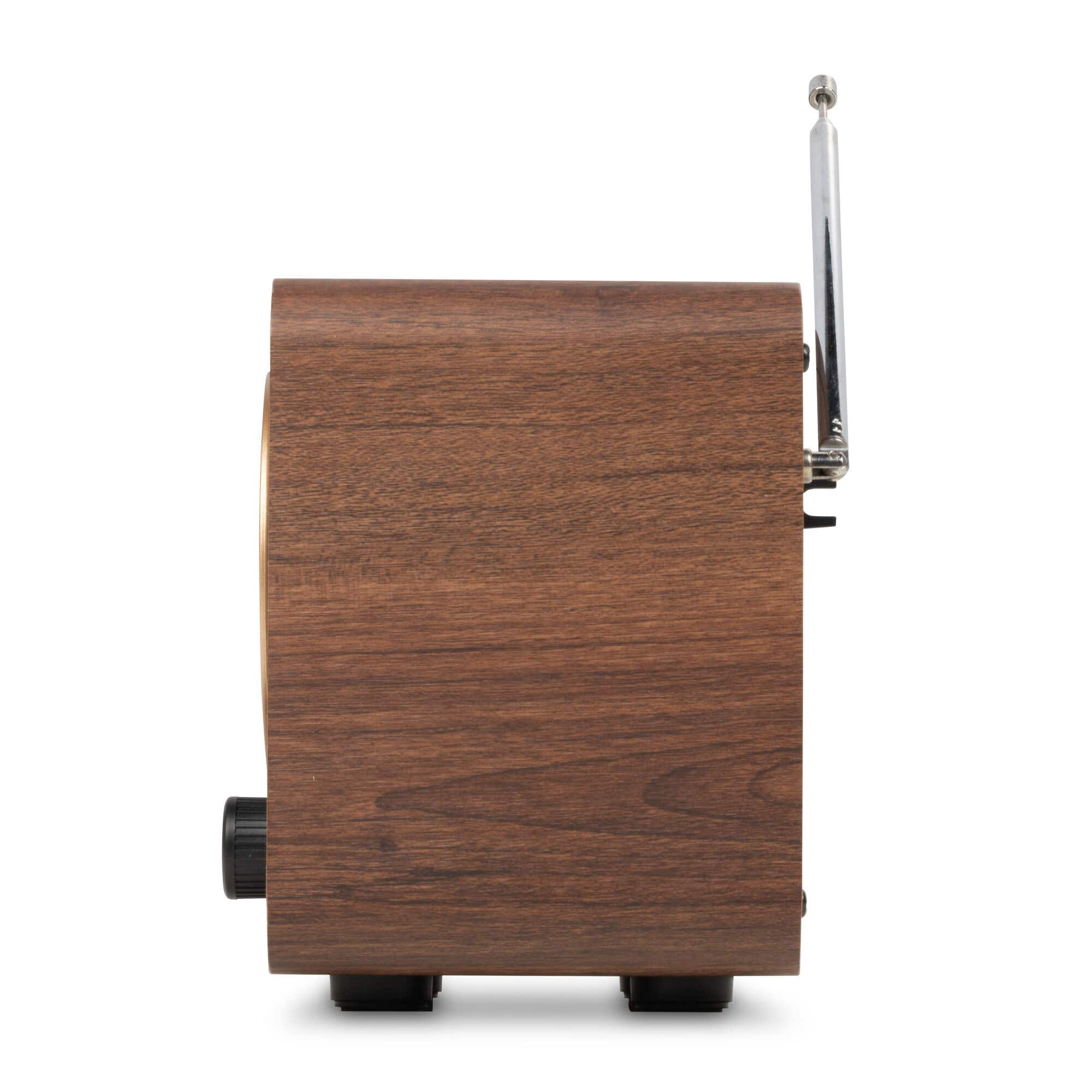 Vista lateral de una radio retro con gabinete de madera y antena extendida sobre fondo blanco.