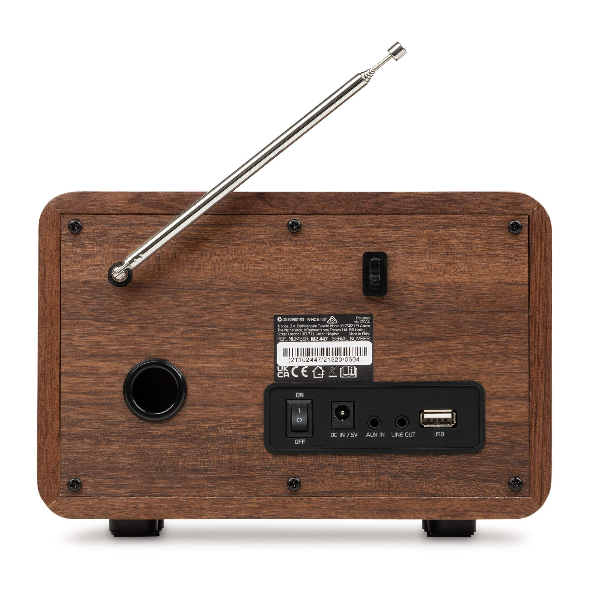 El panel trasero de radio de madera muestra una antena, puerto de energía, AUX, salida de línea, USB y un interruptor.