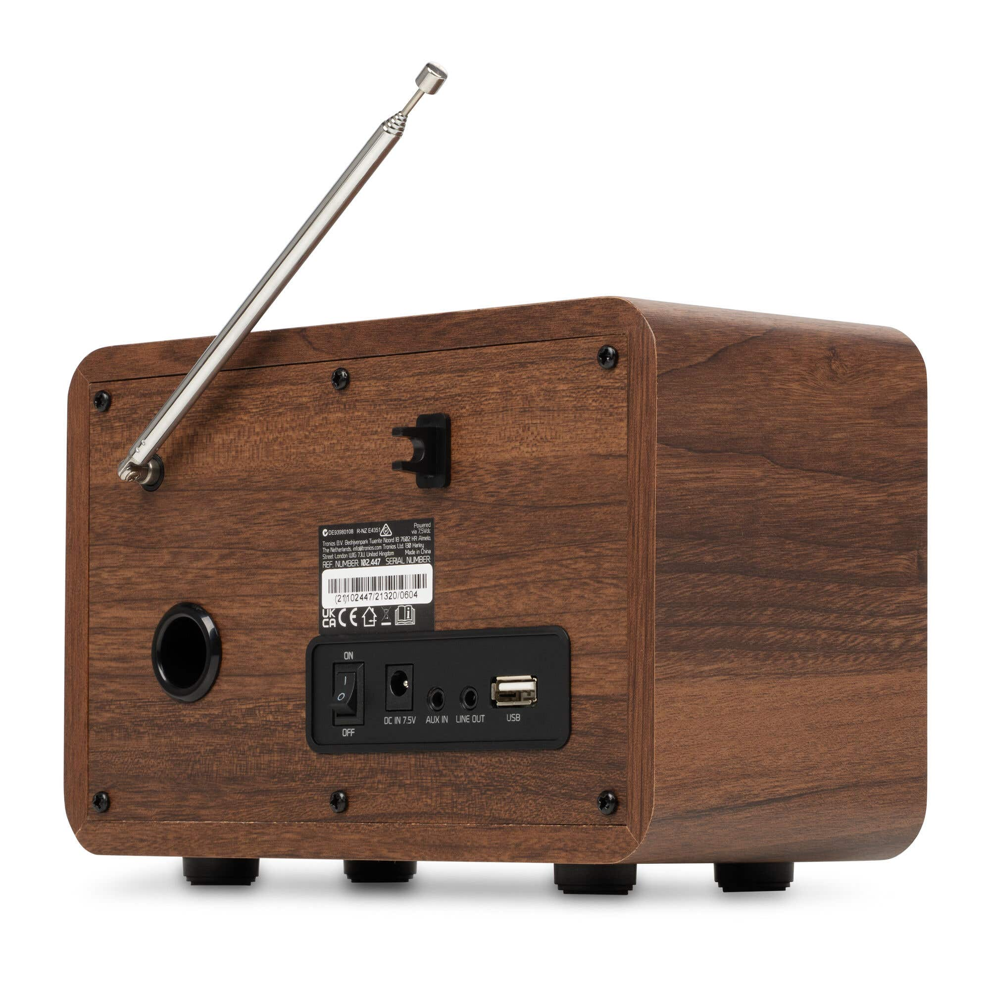 Vista trasera de una radio de madera con antena, interruptor, puertos de audio y puerto USB sobre fondo blanco.
