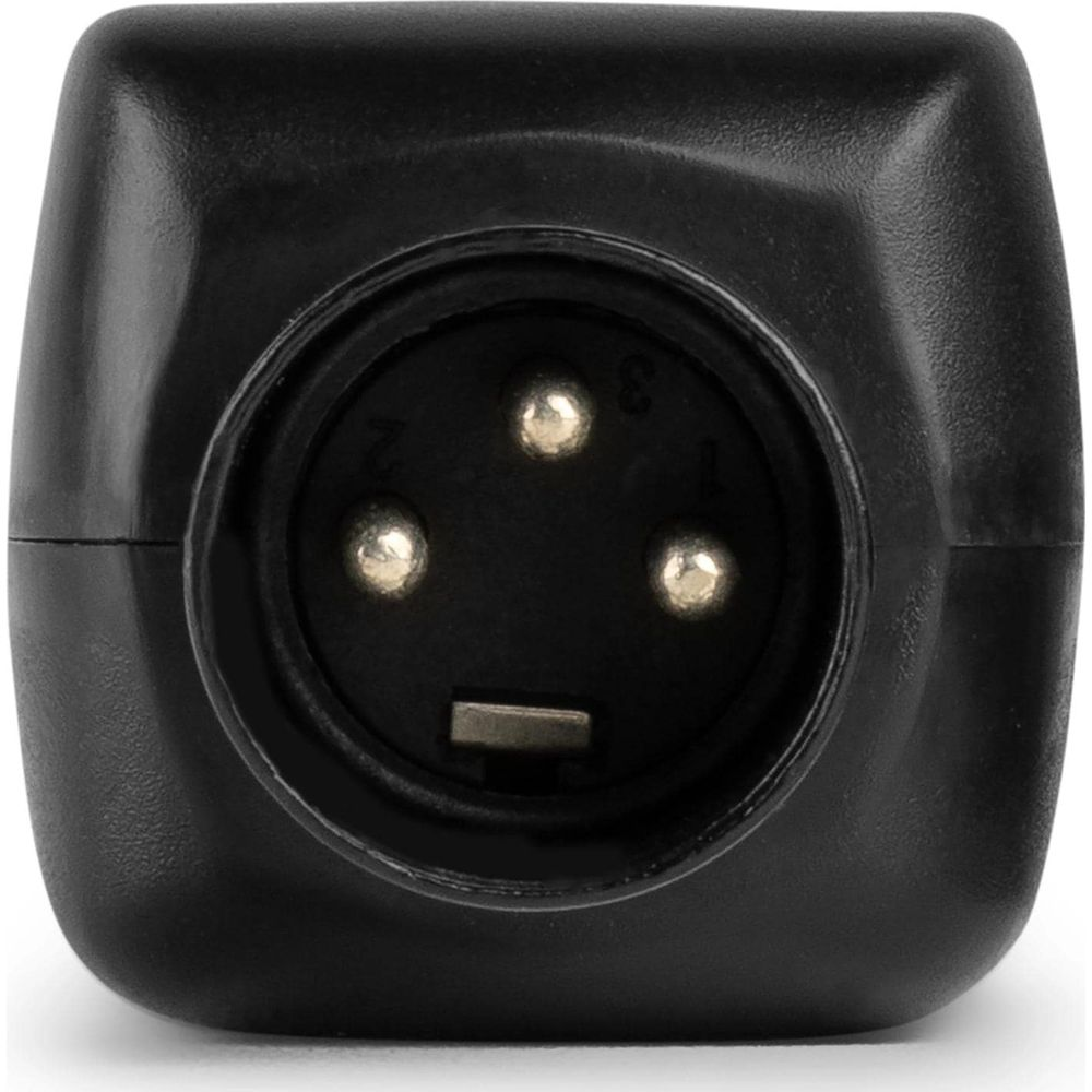 Un conector de audio XLR negro con tres pines plateados en una carcasa circular sobre fondo blanco.