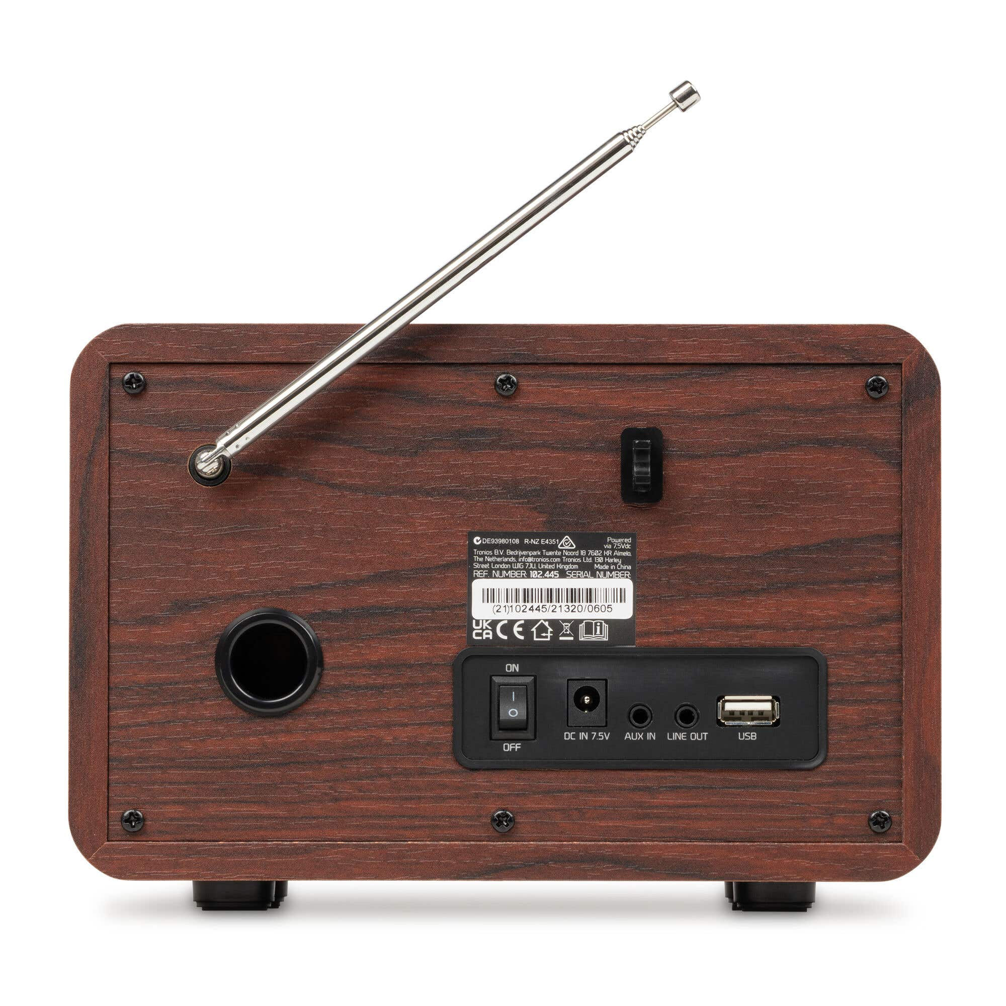La parte trasera de madera de una radio con antena telescópica, conector de alimentación, AUX, salida de línea y puerto USB.