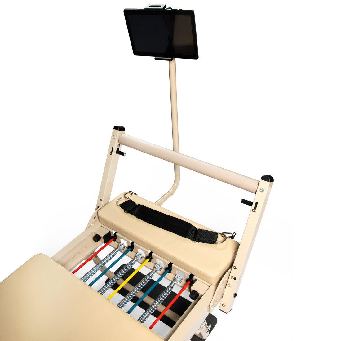 Un reformer de pilates beige con soporte para tablet, resortes coloridos y carro acolchado sobre fondo blanco.
