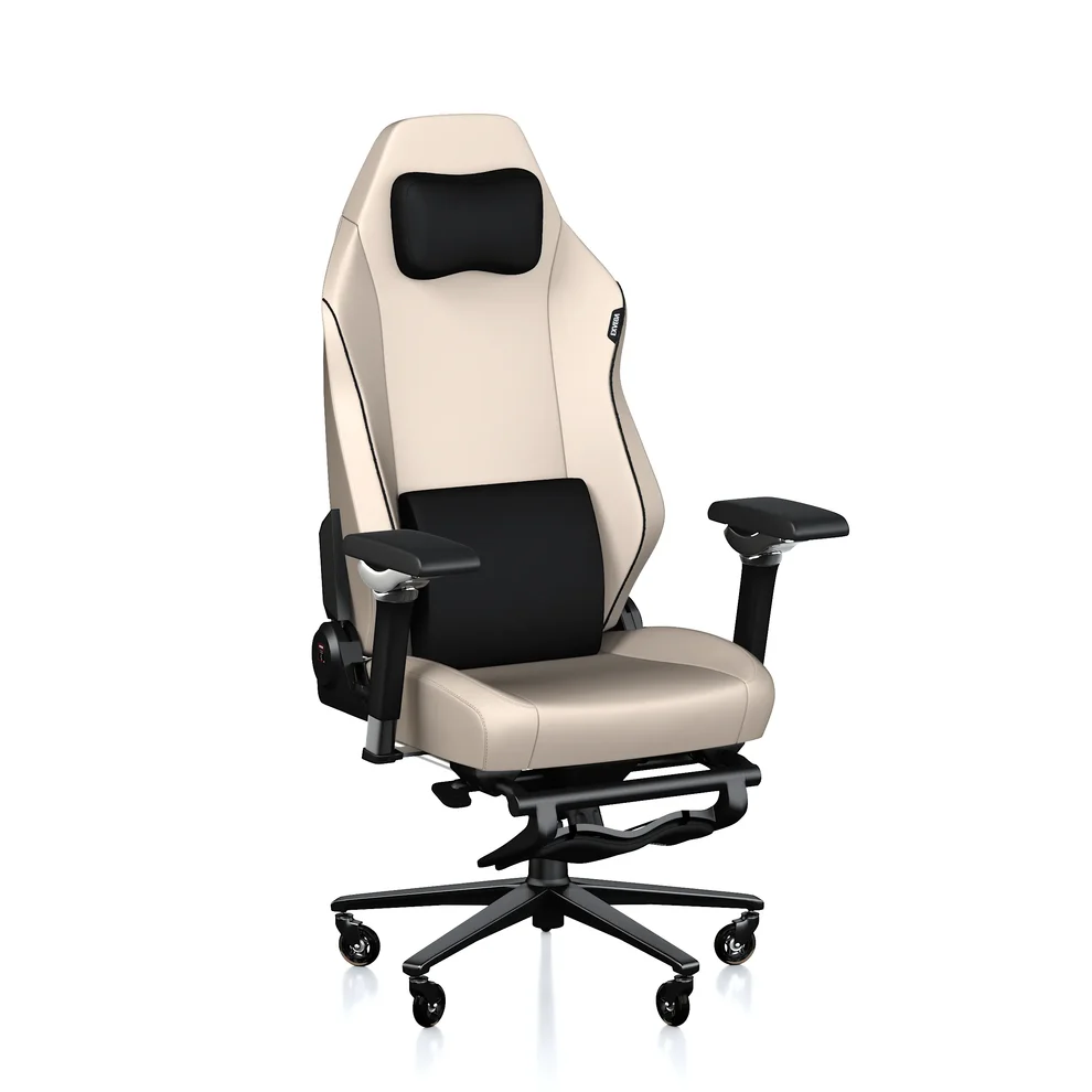 Beyaz arka planda ayarlanabilir kolçaklı ve ayak dayamalı bej ve siyah ergonomik oyuncu koltuğu.