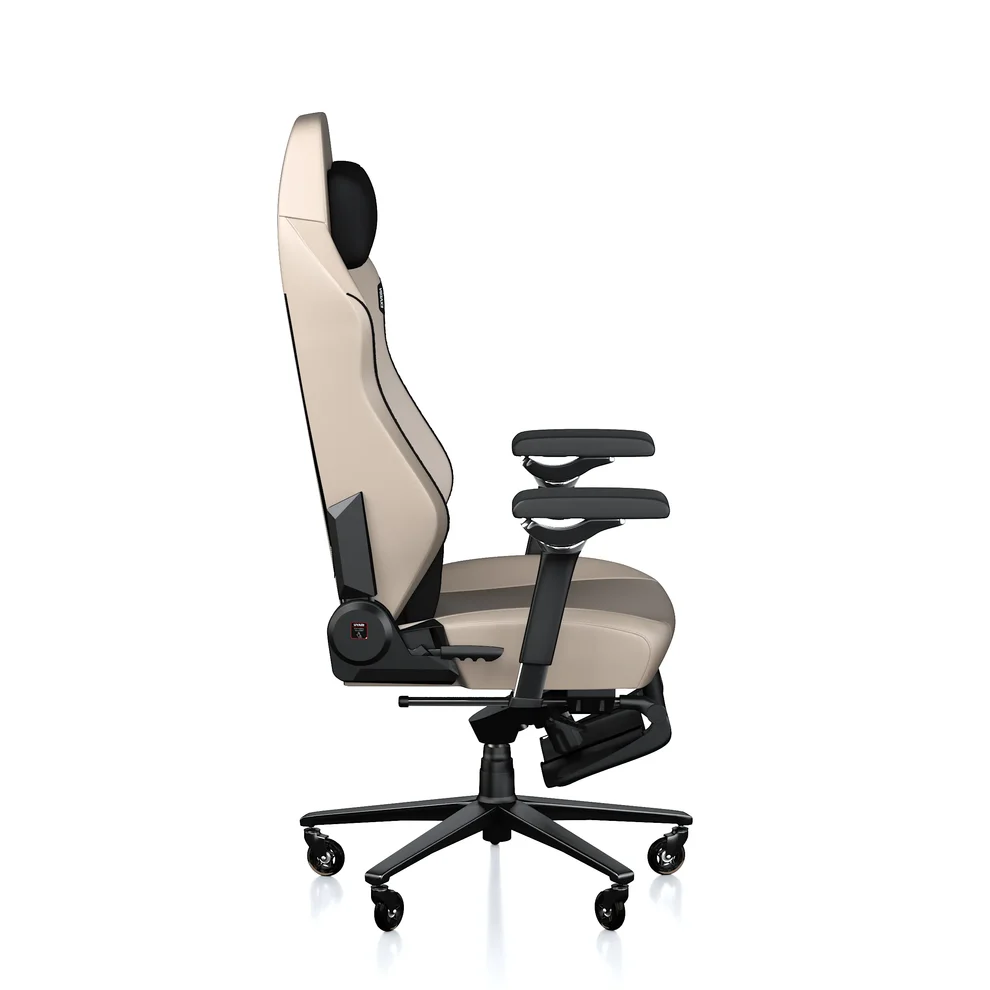 Ayarlanabilir kolçaklara ve tekerleklere sahip bej ve siyah renkli ergonomik ofis koltuğunun yan görünümü.