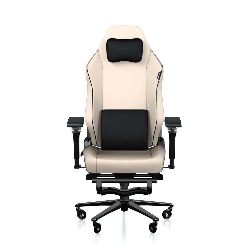 Beyaz arka planda ayarlanabilir kolçaklı ve ayak dayamalı bej ve siyah ergonomik oyuncu koltuğu.